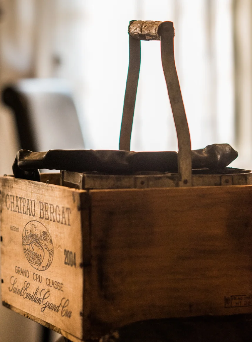 Détail de décor : panier en bois ancien