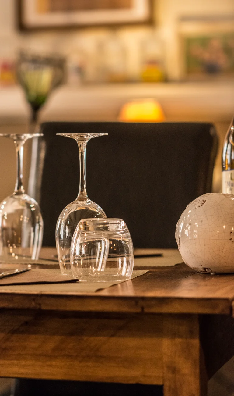 Table dressée à la lumière tamisée, verres et ardoise