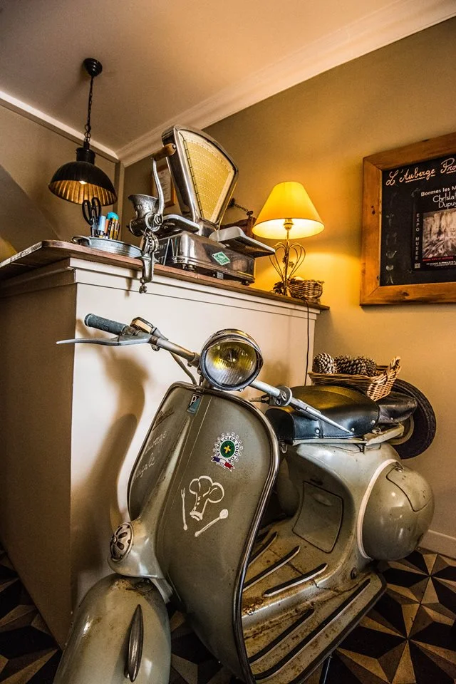 Coin d'ambiance : vieille moto et cheminée