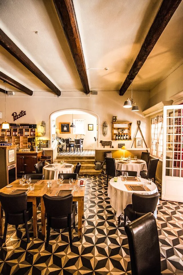 La salle de restaurant, ambiance chaleureuse et tamisée