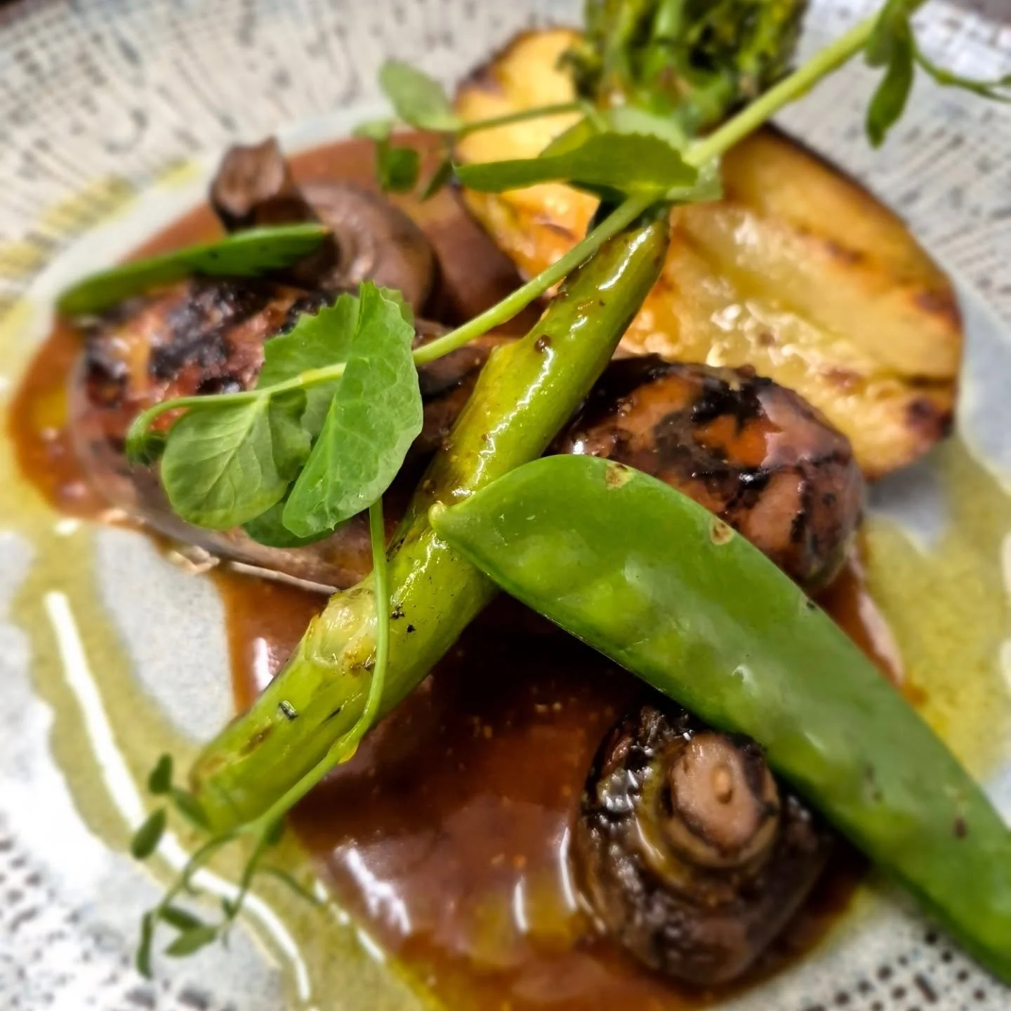 Plat de saison : viande, jus et légumes verts