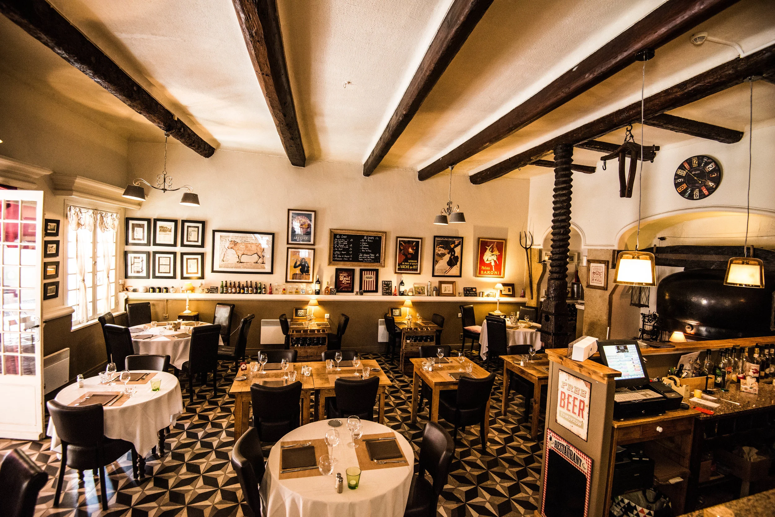 La salle de L'Auberge Provençale : décor rustique et chaleureux, tables dressées et lumière tamisée