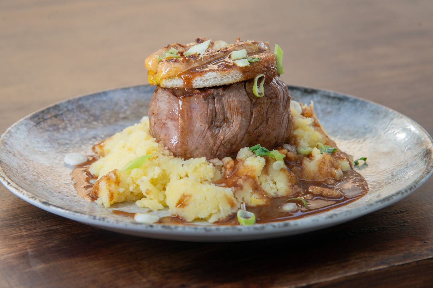 Tournedos de bœuf sur écrasé de pommes de terre, sauce brune