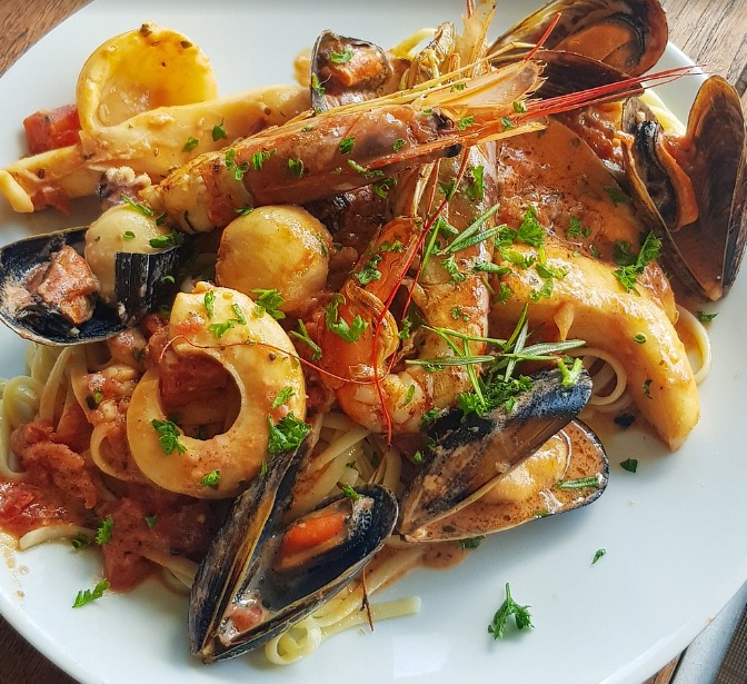 Pâtes fraîches aux fruits de mer : moules, gambas et calamars