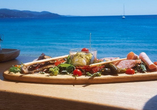 Plateau de tapas et charcuterie à partager face à la Méditerranée