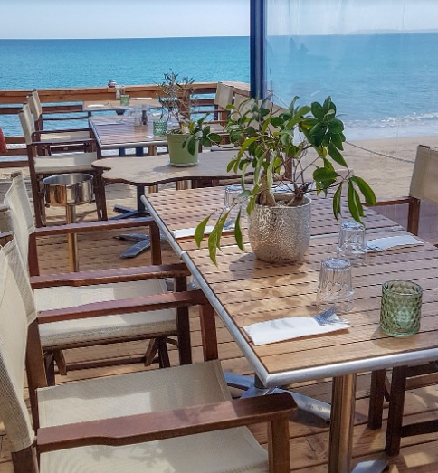 Terrasse en bois de L'Effet Mer dressée face à la mer turquoise