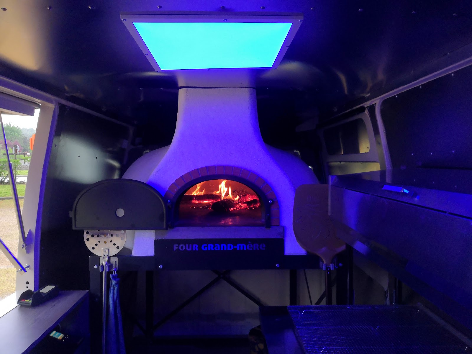 Le four à bois « Four Grand-Mère » de La Cabane, flambée allumée, où sont cuites les pizzas