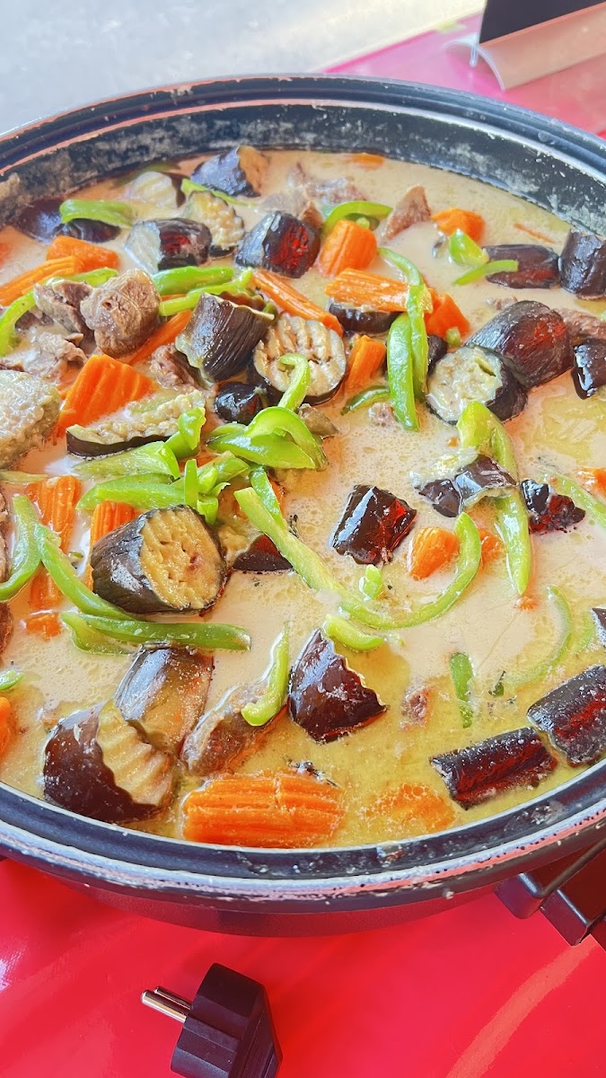 Un plat mijoté de légumes du soleil — aubergine, carotte et poivron — servi à La Cabane