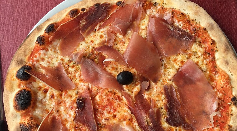 Pizza cuite au feu, servie au Jardin Gourmand à Pramousquier
