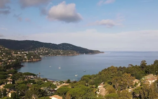 Le Jardin Gourmand à Pramousquier : la terrasse ouverte sur la mer et les pins, à l'est du Lavandou