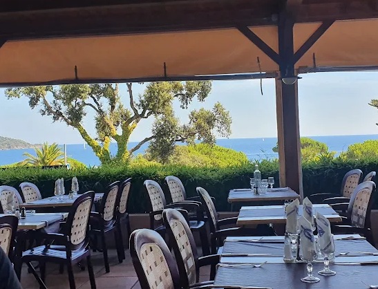 Le Jardin Gourmand à Pramousquier : la maison et sa terrasse au bord de l'eau, au Lavandou