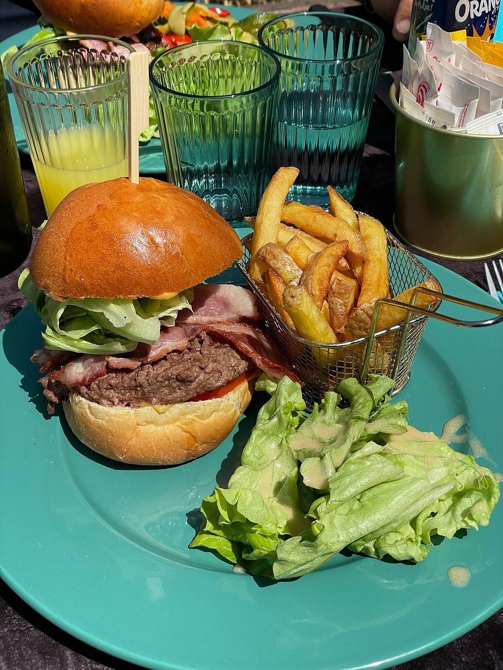 Burger maison et frites en panier sur une assiette turquoise