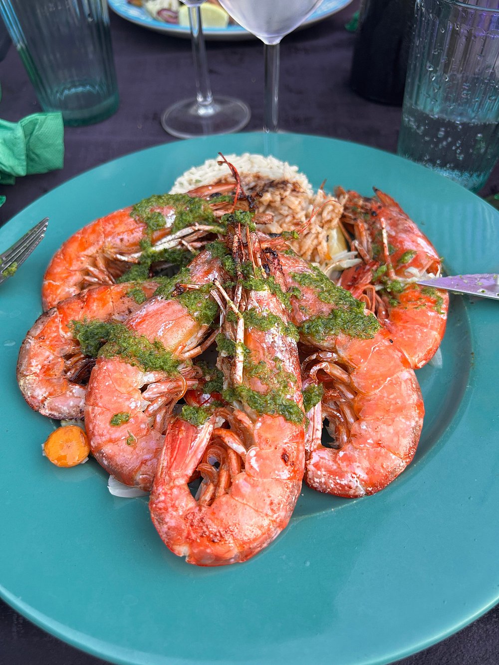Grosses crevettes grillées au pesto sur assiette turquoise