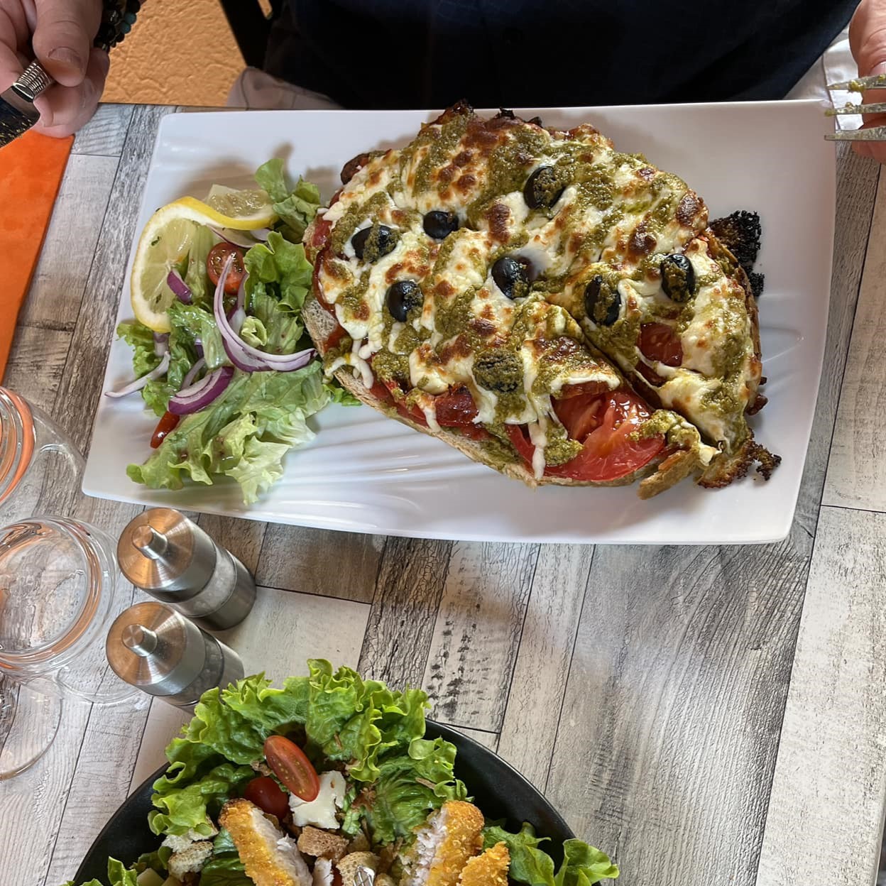 Bruschetta provençale garnie de légumes du soleil