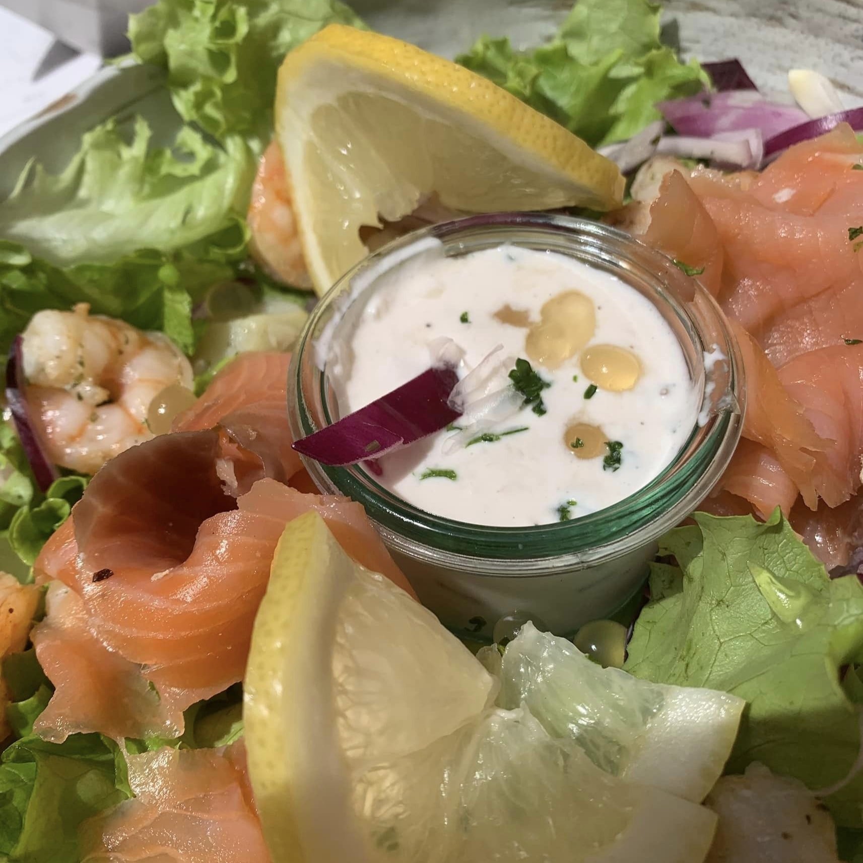 Salade norvégienne au saumon fumé, crevettes et citron